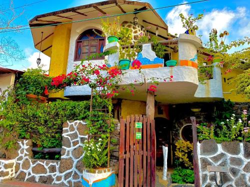 阿约拉港Casa del Lago Lodging House的一座色彩缤纷的房子,前面有鲜花