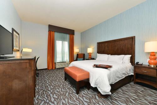 佩恩提德波斯特科宁/佩恩提德波斯特汉普顿酒店的配有一张床和一台平面电视的酒店客房