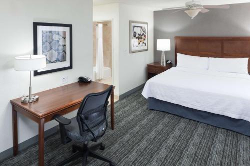 埃尔帕索埃尔帕索机场希尔顿惠庭套房酒店的酒店客房配有书桌和床。