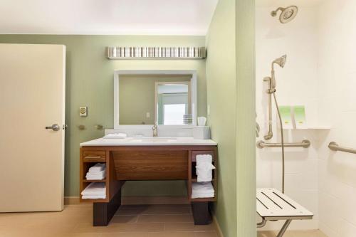 法戈希尔顿法戈2号之家套房酒店的一间带水槽和镜子的浴室