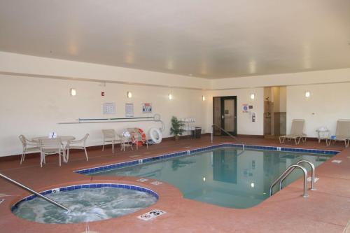 谢拉维斯塔维斯塔司埃拉希尔顿恒庭酒店的一个带桌椅的大型室内游泳池