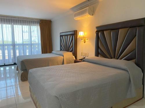 坦皮科皇冠嘉逸坦皮科酒店的酒店客房设有两张床和窗户。