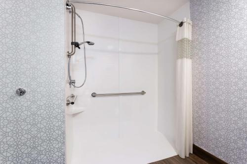 塔马拉克劳德代尔堡商业大道汉普顿酒店的浴室里设有玻璃门淋浴