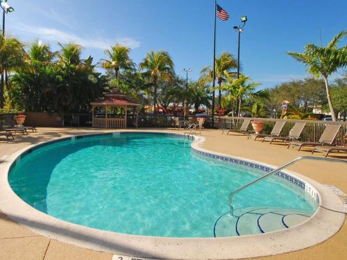 迈尔斯堡I-75迈尔斯堡机场汉普顿酒店的一个带凉亭和棕榈树的大型游泳池