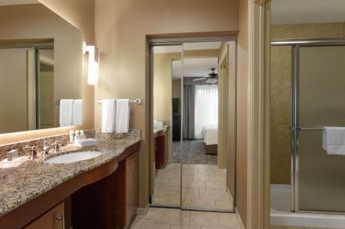 Massard史密斯堡希尔顿惠庭套房酒店的带淋浴、盥洗盆和淋浴的浴室