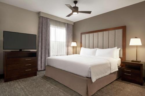 韦恩堡韦恩堡霍姆伍德套房酒店的一间卧室配有一张床和一台平面电视