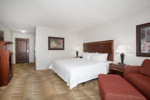 Siloam Springs西罗亚泉汉普顿酒店的酒店客房,配有床和沙发