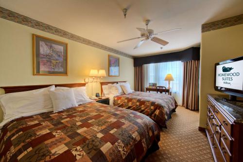 朗维尤朗维尤希尔顿惠庭套房酒店的酒店客房设有两张床和一台平面电视。