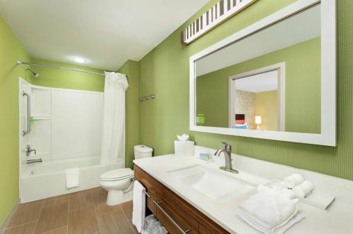 比洛克西希尔顿欣庭套房酒店 －比洛克西/北部/ 德伊贝维尔的一间带水槽、卫生间和镜子的浴室