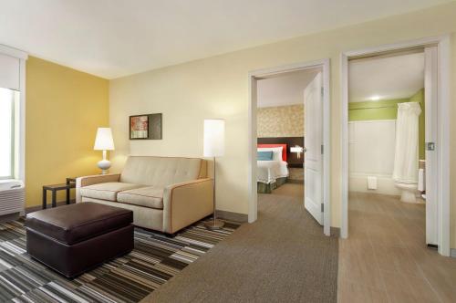 比洛克西希尔顿欣庭套房酒店 －比洛克西/北部/ 德伊贝维尔的酒店客房设有一张沙发和一张床