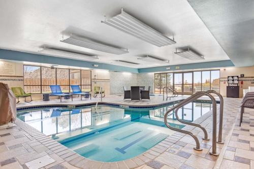 格里利格里利汉普顿套房酒店的一个带滑梯的游泳池