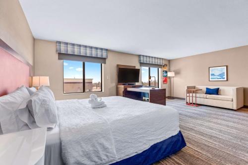 格里利格里利汉普顿套房酒店的酒店客房设有一张大床和一间客厅。