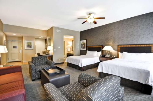 绍辛顿哈特福德/绍辛顿CT希尔顿惠庭套房酒店的酒店客房带两张床和一个客厅