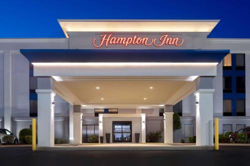 温泉城Hampton Inn & Suites by Hilton in Hot Springs, Arkansas的建筑前方的汉普顿旅馆标志
