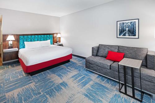 休斯顿休斯顿中部汉普顿旅馆及套房酒店的酒店客房,配有床和沙发