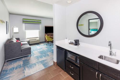 休斯顿休斯顿中部汉普顿旅馆及套房酒店的一间带水槽和镜子的浴室