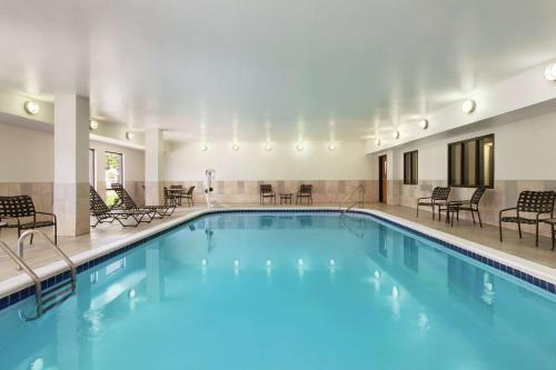 斯塔福德休斯顿斯塔福德汉普顿酒店的蓝色的游泳池,位于酒店客房内