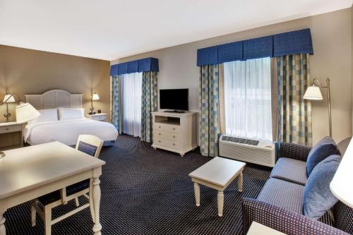 西雅茅斯科德角/西雅默斯希尔顿恒庭旅馆&套房酒店的酒店客房设有床和客厅。