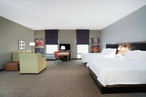 麦迪逊汉普顿酒店亨茨维尔 - 麦迪逊的酒店客房配有两张床和一张书桌
