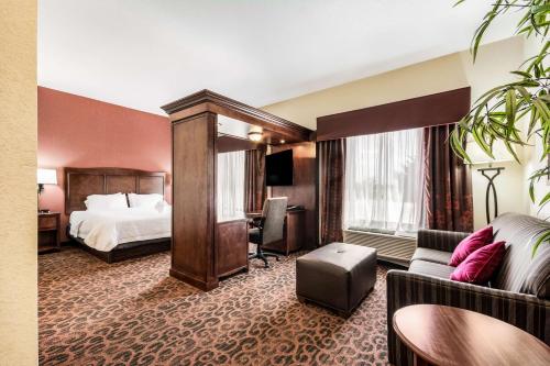 德比Hampton Inn Derby-Wichita Southeast的酒店客房,配有床和沙发