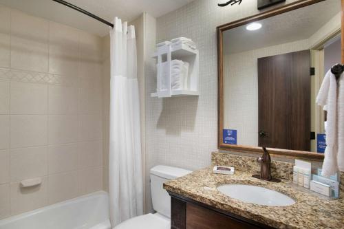 杰克逊杰克逊霍尔汉普顿客栈酒店的一间带水槽、卫生间和镜子的浴室