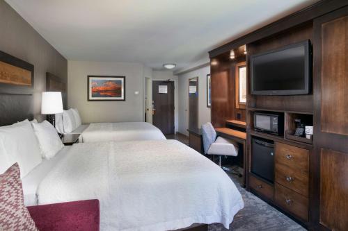 杰克逊杰克逊霍尔汉普顿客栈酒店的配有一张床和一台平面电视的酒店客房