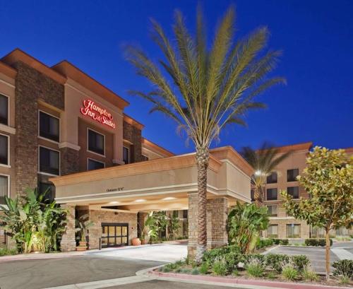 莫雷诺谷Hampton Inn & Suites Moreno Valley的酒店前的棕榈树