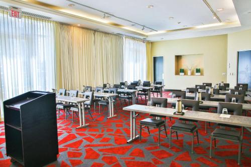 劳德代尔堡GALLERY One - A DoubleTree Suites by Hilton Hotel的配有桌椅和讲台的会议室