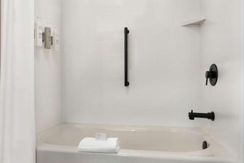 格林维尔汉普顿酒店及套房格林维尔 - 市区 - 瑞尔普雷斯的白色的浴室设有浴缸和毛巾