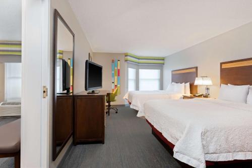 迈尔斯堡海滩麦尔兹堡海滩/萨尼贝尔大道恒庭套房酒店的酒店客房设有两张床和一台平面电视。