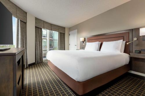 格林维尔汉普顿酒店及套房格林维尔 - 市区 - 瑞尔普雷斯的一张大白色的床,位于酒店客房内