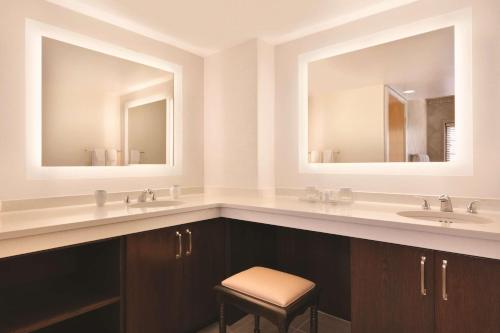 格林维尔格林维尔高尔夫及会议中心大使套房度假酒店的浴室设有2个水槽和2面镜子