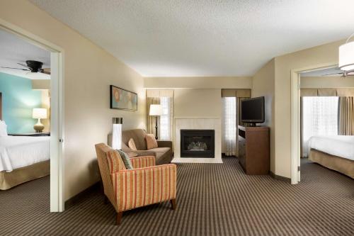 休斯顿休斯敦-维斯特切斯希尔顿惠庭套房酒店的酒店客房设有沙发和壁炉
