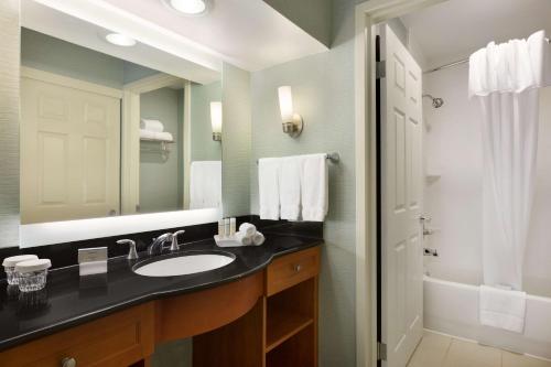 休斯顿休斯敦-维斯特切斯希尔顿惠庭套房酒店的一间带水槽和镜子的浴室