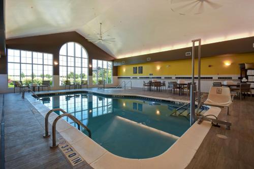 威奇托海滨希尔顿惠庭套房酒店的游泳池,位于酒店带游泳池的客房