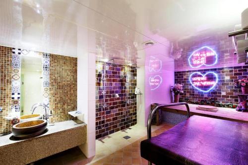 高阳市Amant Hotel的紫色浴室设有水槽和镜子