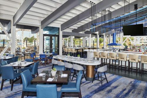 伯克利DoubleTree by Hilton Hotel Berkeley Marina的一间带桌椅的餐厅和一间酒吧