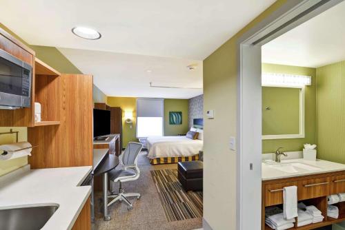 爱达荷福尔斯爱达荷福尔斯希尔顿欣庭套房酒店的一间酒店客房 - 带一张床和一间浴室