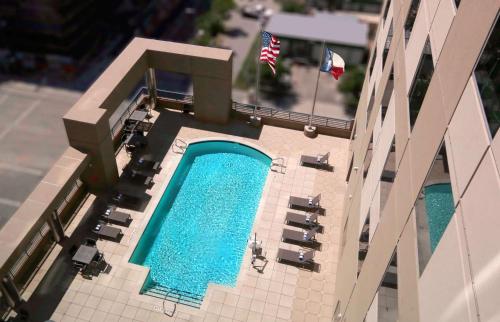 休斯顿休斯顿市中心希尔顿惠庭套房酒店的一座拥有两个游泳池的酒店模型
