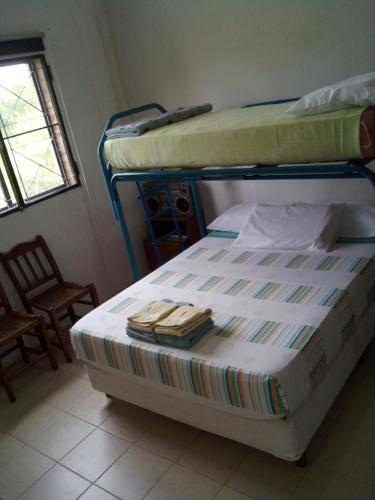 拉巴斯Departamento con quincho h/5 huéspedes的一间卧室配有两张双层床和椅子