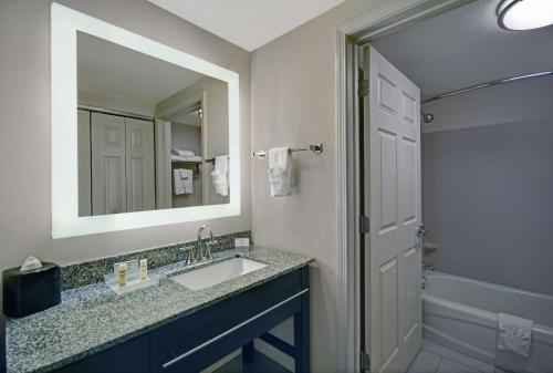 伊顿敦伊顿敦希尔顿惠庭套房酒店的一间带水槽、镜子和淋浴的浴室