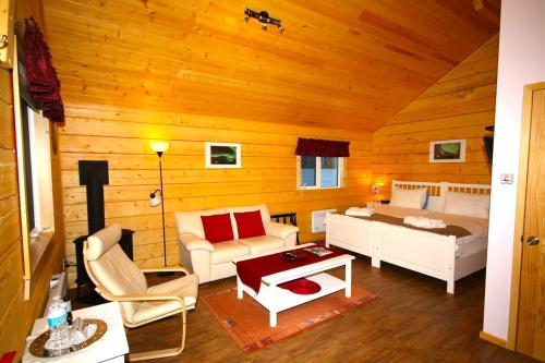 怀特霍斯北极光度假酒店及水疗中心的客厅配有床和沙发
