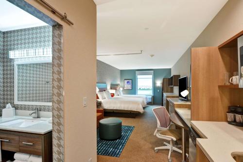 拉波特Home2 Suites by Hilton La Porte的一间酒店客房 - 带一张床和一间浴室