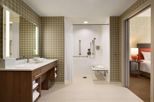 弗雷德里克Home2 Suites By Hilton Frederick的一间带水槽和淋浴的浴室