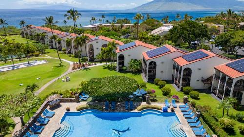 维雷亚阿斯顿毛伊岛山酒店的享有带游泳池的度假村的空中景致