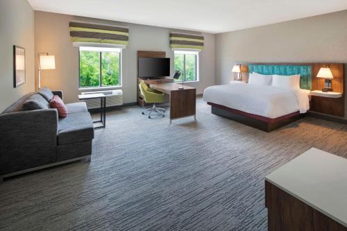 比洛克西Hampton Inn & Suites D'Iberville Biloxi的大型酒店客房,配有一张床和一张书桌