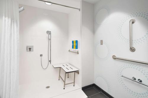 达尼亚滩Tru By Hilton Ft Lauderdale Airport的带淋浴和盥洗盆的浴室