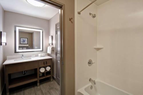OrangeHomewood Suites By Hilton Orange New Haven的一间带水槽和淋浴的浴室