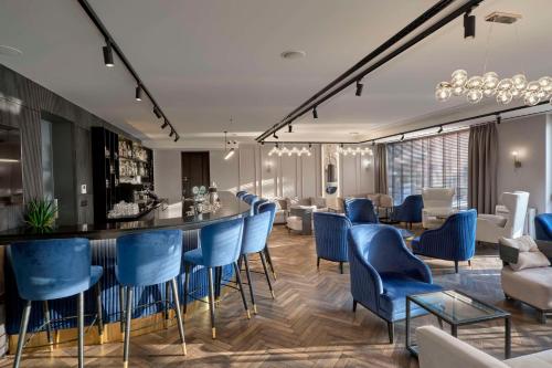普罗夫迪夫Hotel Imperial Plovdiv, a member of Radisson Individuals的一间酒吧,房间配有蓝色椅子