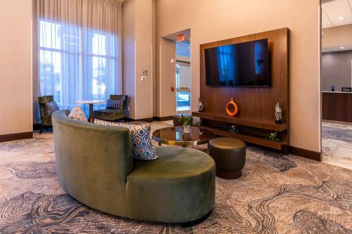 舒格兰Hampton Inn & Suites Sugar Land, Tx的酒店客房设有椅子和电视。